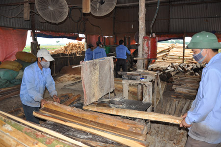 Nghề chế biến gỗ lâm sản đang mang lại thu nhập cao cho người dân xã Nghĩa Hương. 