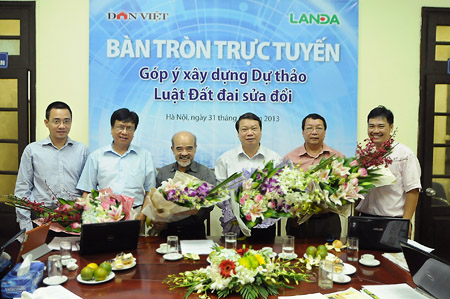 Đại diện Báo NTNN (phải) tặng hoa các khách mời tại buổi giao lưu trực tuyến.