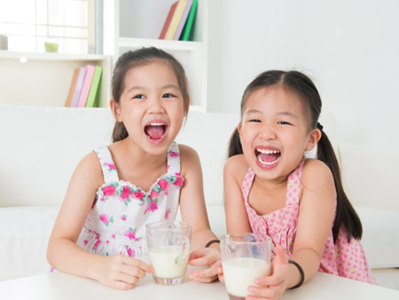  Có nhiều lựa chọn sữa nước phù hợp với trẻ em. (Ảnh minh họa)