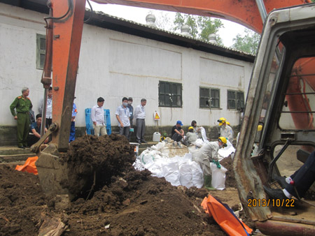 Hàng trăm tấn hóa chất độc hại được khai quật lên nhưng phải dừng xử lý vì thiếu kinh phí.