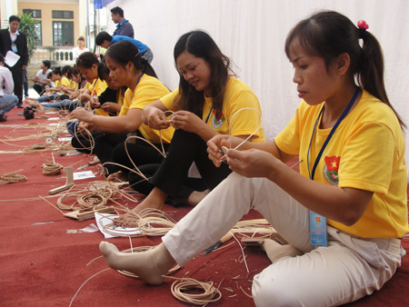 Các thí sinh tham gia dự thi nghề mây tre đan.