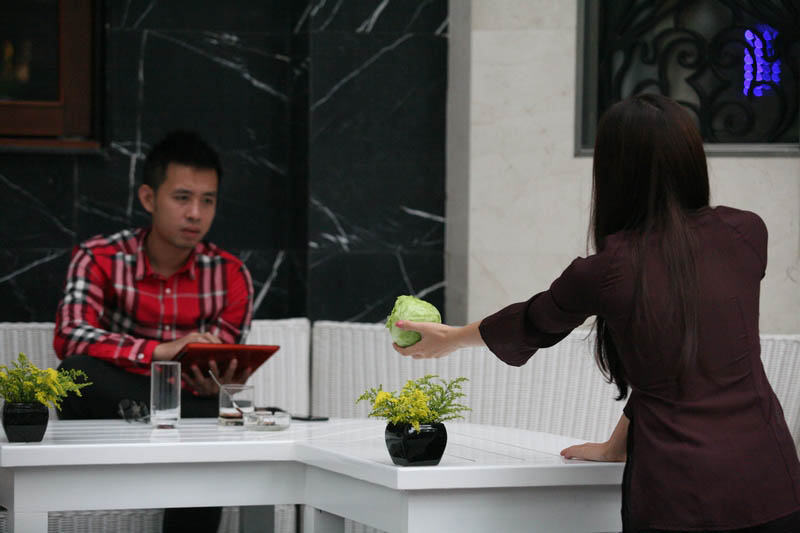 Một khách hàng không khỏi ngạc nhiên khi thấy Lưu Hương Giang mời chào mình mua bắp cải