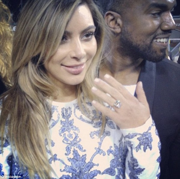 Kim Kardashian khoe nhẫn đính hôn của Kanye West hôm 21.10