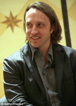 Chad Hurley - người đồng sáng lập Youtube đang phải đối mặt với đơn kiện của cô Kim vì tự tiện đăng tải clip cầu hôn của người đẹp và người yêu