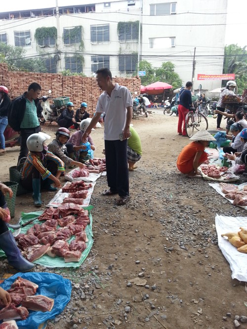 Muốn vào chợ cóc bán hàng giá siêu rẻ, người kinh doanh cũng phải bỏ ra một khoản tiền “làm luật” là 5.000 đồng mỗi ngày.