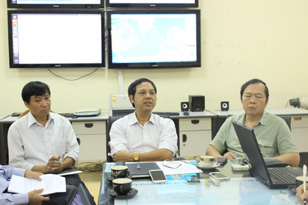 Ông Nguyễn Hồng Phương (phải) và các chuyên gia bàn về cảnh báo sóng thần.
