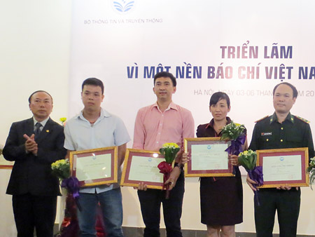 Đại diện báo NTNN (thứ hai từ trái sang) nhận giải thưởng chiều 3.11.