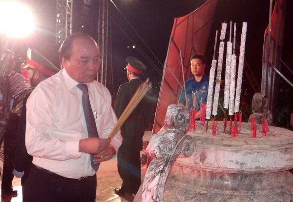 Phó Thủ tướng Nguyễn Xuân Phúc thắp hương trại Nghĩa trang liệt sĩ Điện Bàn, quê hương của Mẹ Thứ. (Nguồn: TTXVN)
