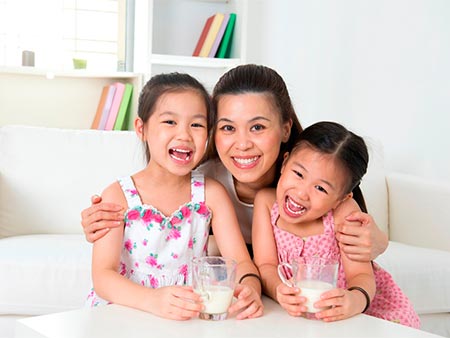 Sữa tiệt trùng và sữa tươi tiệt trùng đều có những ưu điểm riêng. (Ảnh minh họa)