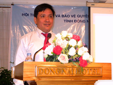 Ông Phan Nguyễn Minh Nhựt – Giám đốc kinh doanh khu vực miền Đông đang chia sẻ với người tiêu dung. 