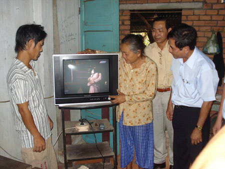 Chương trình “Tết làm điều hay vì nông dân nghèo” tặng ti vi cho hộ nghèo.