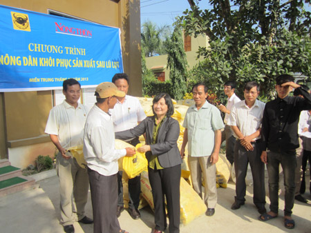  Bà Nguyễn Hồng Lý - Phó Chủ tịch Trung ương Hội NDVN trao quà tận tay cho nông dân vùng lũ.
