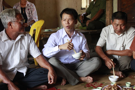 Anh Nguyễn Thanh Chấn (giữa) trong bữa cơm mừng anh được tự do tại gia đình ngày 5.11.