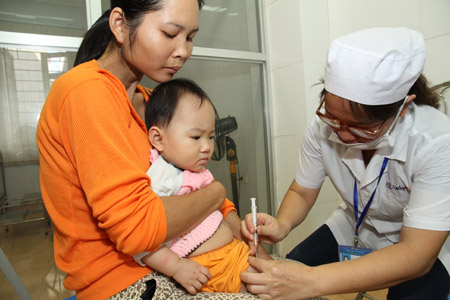 Tiêm vaccin Quinvaxem tại Trạm Y tế phường Nguyễn Trãi, quận Hà Đông sáng 5.11.