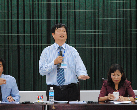 Ông Trần Quốc Hùng- Giám đốc Trung tâm Y tế Thừa Thiên- Huế trả lời câu hỏi của PV tại buổi họp báo. 