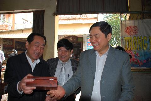Ông Nguyễn Công Soái, Phó Bí thư Thường trực Thành ủy Hà Nội thăm một làng nghề (Ảnh: NNVN)