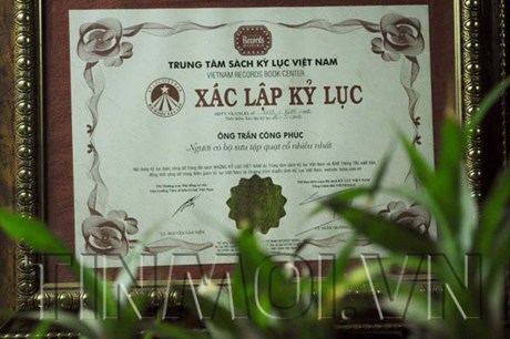 Năm 2012, ông được Trung tâm sách kỷ lục Việt Nam công nhận là người có bộ sưu tập quạt cổ nhiều nhất.