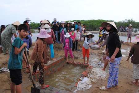 Cái lăng bằng bê tông rộng 8m, dài 12m, cao 3m, đã bị người dân thôn Thuận Hòa phá tan tành