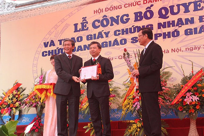 Trao chứng nhận đạt tiêu chuẩn chức danh GS, PGS năm 2012 (Ảnh: Phạm Thịnh) 