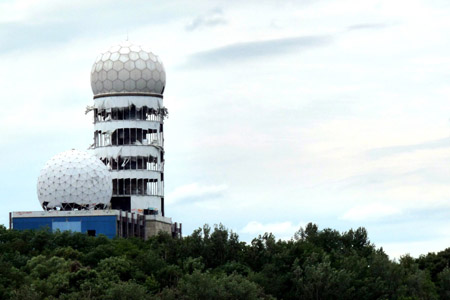 Trạm Núi Quỷ với thiết kế mái vòm hình cầu chứa thiết bị nghe lén