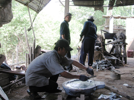 Làng nghề đúc đồng Phước Kiều ở Điện Phương, Điện Bàn đang được  chính quyền quan tâm đầu tư để kết nối với tuyến du lịch Hội An - Điện Bàn - Mỹ Sơn.