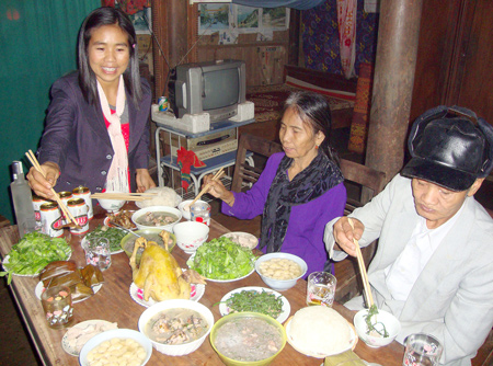 Cụ ông, cụ bà người Nguồn quây quần bên mâm lễ “giỗ sống” mà con cháu dâng vào ngày cuối năm.