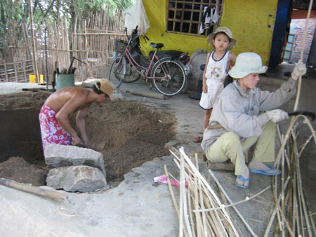 Công đoạn đánh dầu rái, phơi thúng chai tại cơ sở Minh Trang
