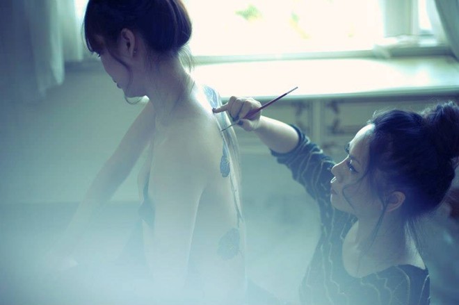 Việc vẽ bodypainting trên người mẫu nam, Miên Thảo chưa đủ can đảm