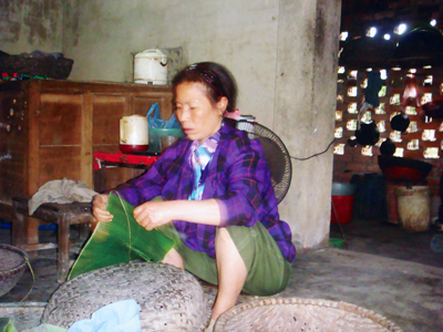 Bà Trần Thị Dung đang chuẩn bị lá để gói bánh.