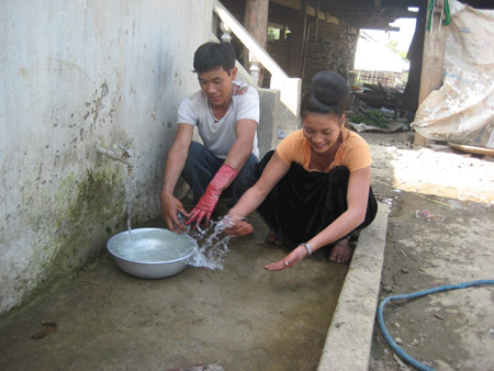 Dân bản C4 xã Chiềng Khoong, huyện Sông Mã (Sơn La) sử dụng tiết kiệm  nguồn nước sạch do Nhà nước đầu tư.