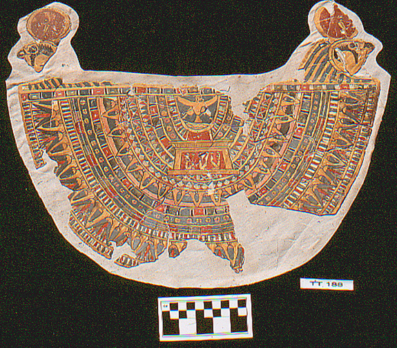Cổ áo xác ướp cổ với hình chim ưng trên biểu tượng cho thần Horus và chim ưng ở trên thể hiện linh hồn bất tử của xác ướp đã chết. 