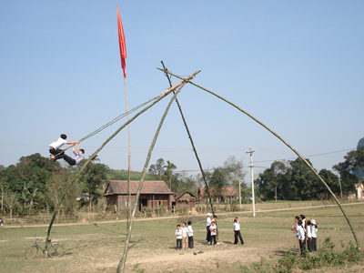 Đánh đu - nhưng người Nguồn thường gọi là “Téng tu”.