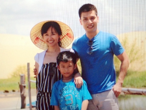Nữ PGS Nguyễn Ngọc Lưu Ly trẻ trung bên cạnh chồng và con trai lớn