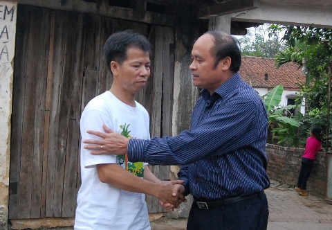 Phó Chủ tịch UBND tỉnh Bắc Giang (phải) thăm hỏi, động viện ông Chấn. Ảnh: Nguyễn Dũng 