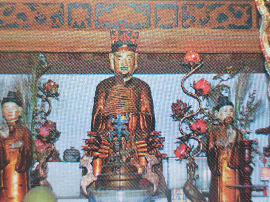 Pho tượng cổ Ngọc Hoàng trước khi bị dỡ bỏ.