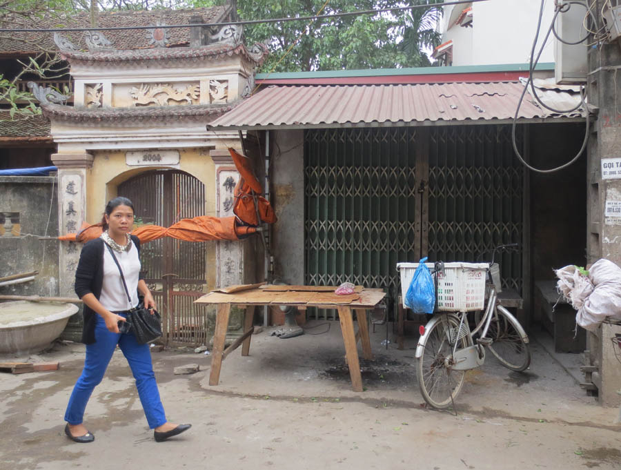 Ga ra để ô tô của sư thầy Thích Minh Phượng được xây trong khuôn viên và sát cạnh cổng phụ của chùa