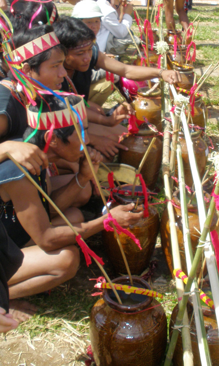 Đại lễ ăn uống linh đình sẽ diễn ra tại rừng ma của làng.