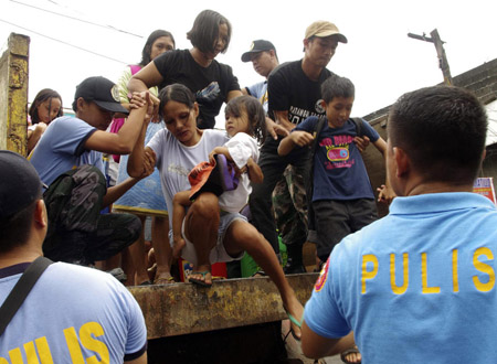 Người  dân Philipines được quân đội hỗ trợ sơ tán
