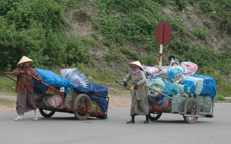 Những phụ nữ mưu sinh bằng những chuyến hàng qua biên giới Việt-Lào