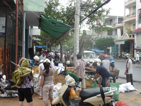 Người dân Đà Nẵng đổ xô đến cửa hàng vật liệu xây dựng mua cát