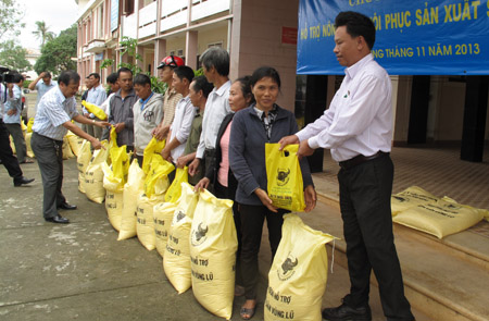 Lãnh đạo Công ty CP phân bón Bình Điền trào quà cho bà con nông dân vùng lũ Quảng Trị.