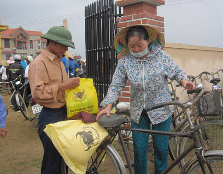 Người dân dùng mọi phương tiện để vận chuyển phân bón và hạt giống về nhà