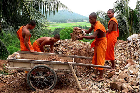 Sư sãi chùa Tà Pạ và chùa Soài So tham gia làm đường trong phum, sóc.