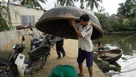 Vác thúng lên trên bờ tránh bão