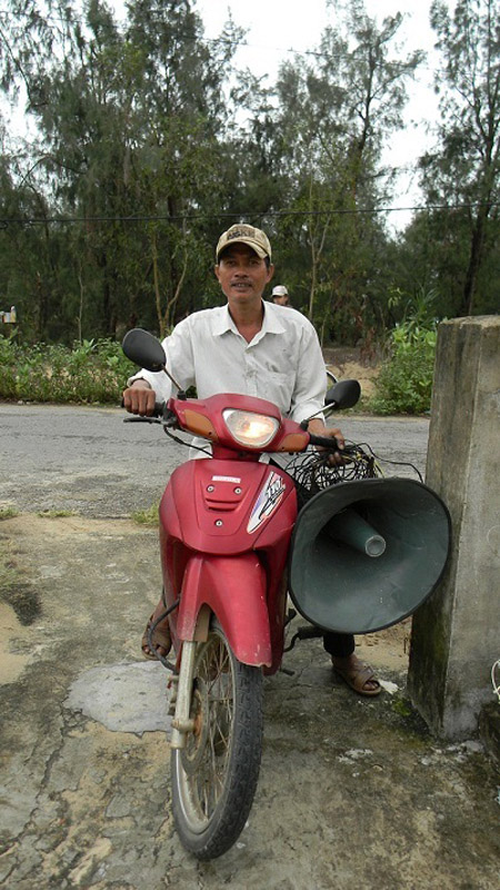 Cán bộ thôn dùng loa đến từng khu dân cư thông báo cho nhân dân biết chẩun bị di dời tránh bão 