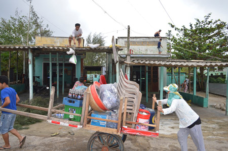 Người dân vùng ven biển Quảng Nam đang dọn dẹp đồ đạc chuẩn bị di dời đến nơi an toàn tránh bão.