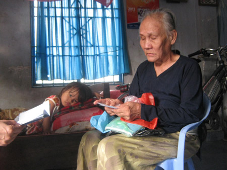 Bà nội H - cụ Phan Thị Đặng đã già yếu, mất sức lao động.  Ảnh nhỏ: Bài báo từ vụ việc em H quyên sinh đăng trên Báo NTNN ngày 27.1.2013.