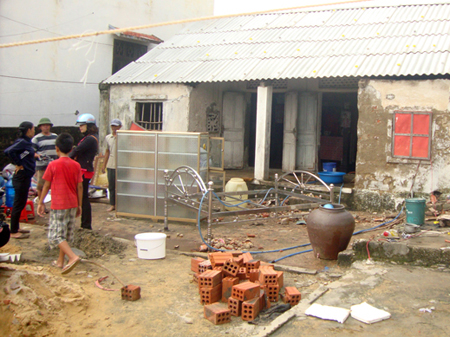 Ngôi nhà của chị Nguyễn Thị Liên (xã Nhân Trạch, Bố Trạch) nhanh chóng được hàng xóm dựng lại sau mưa bão.