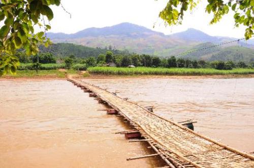 Cây cầu tre ọp ẹp bắc qua sông Mã dẫn vào bản Puông.