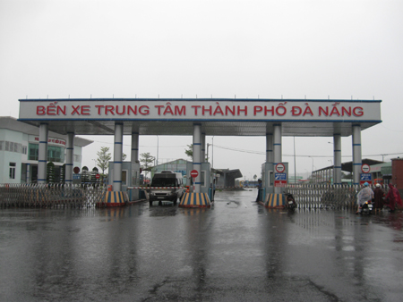 Một số phương tiện cập bến Đà Nẵng để trả khách rồi cũng nhanh chóng đi về.